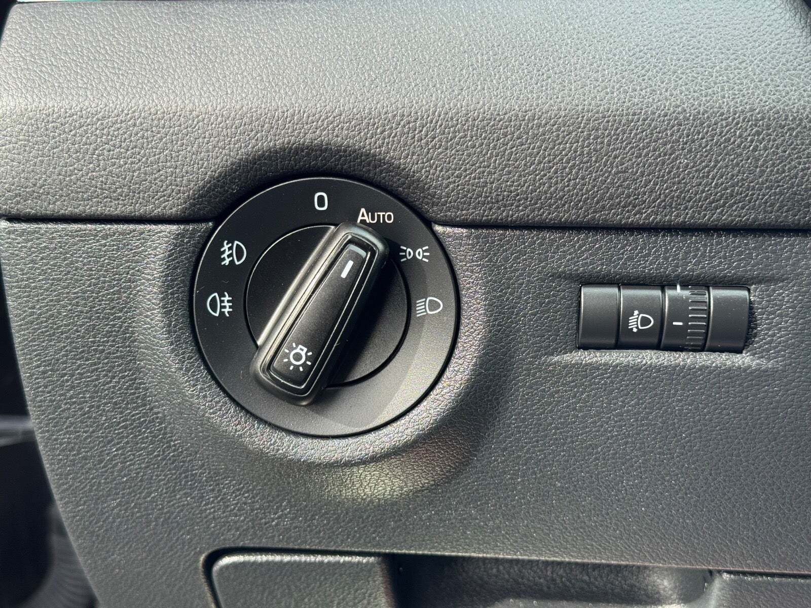 Brun Skoda Octavia fra 2015