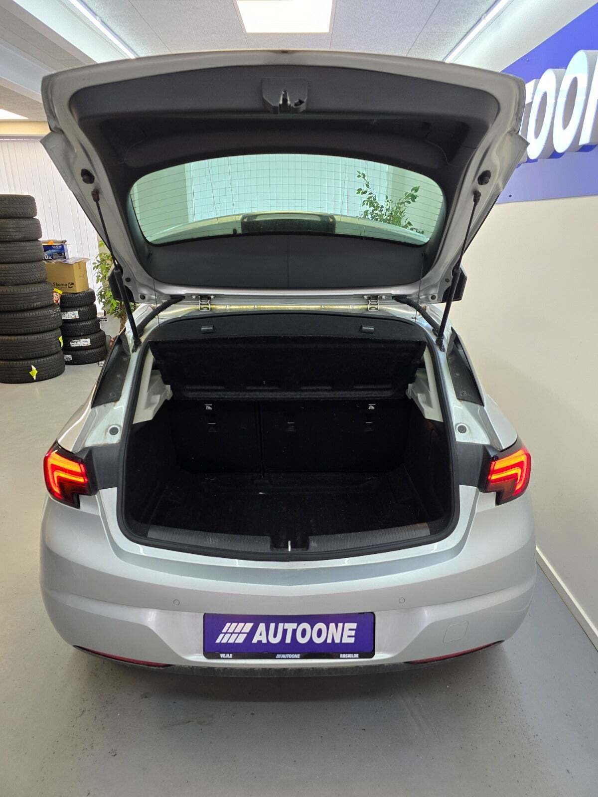 Sølv Opel Astra fra 2017