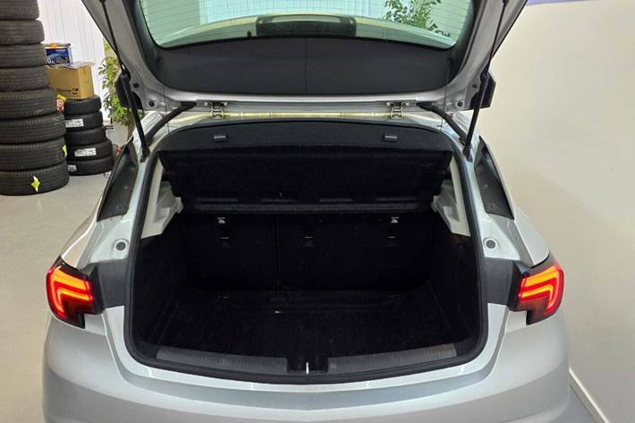 Sølv Opel Astra fra 2017