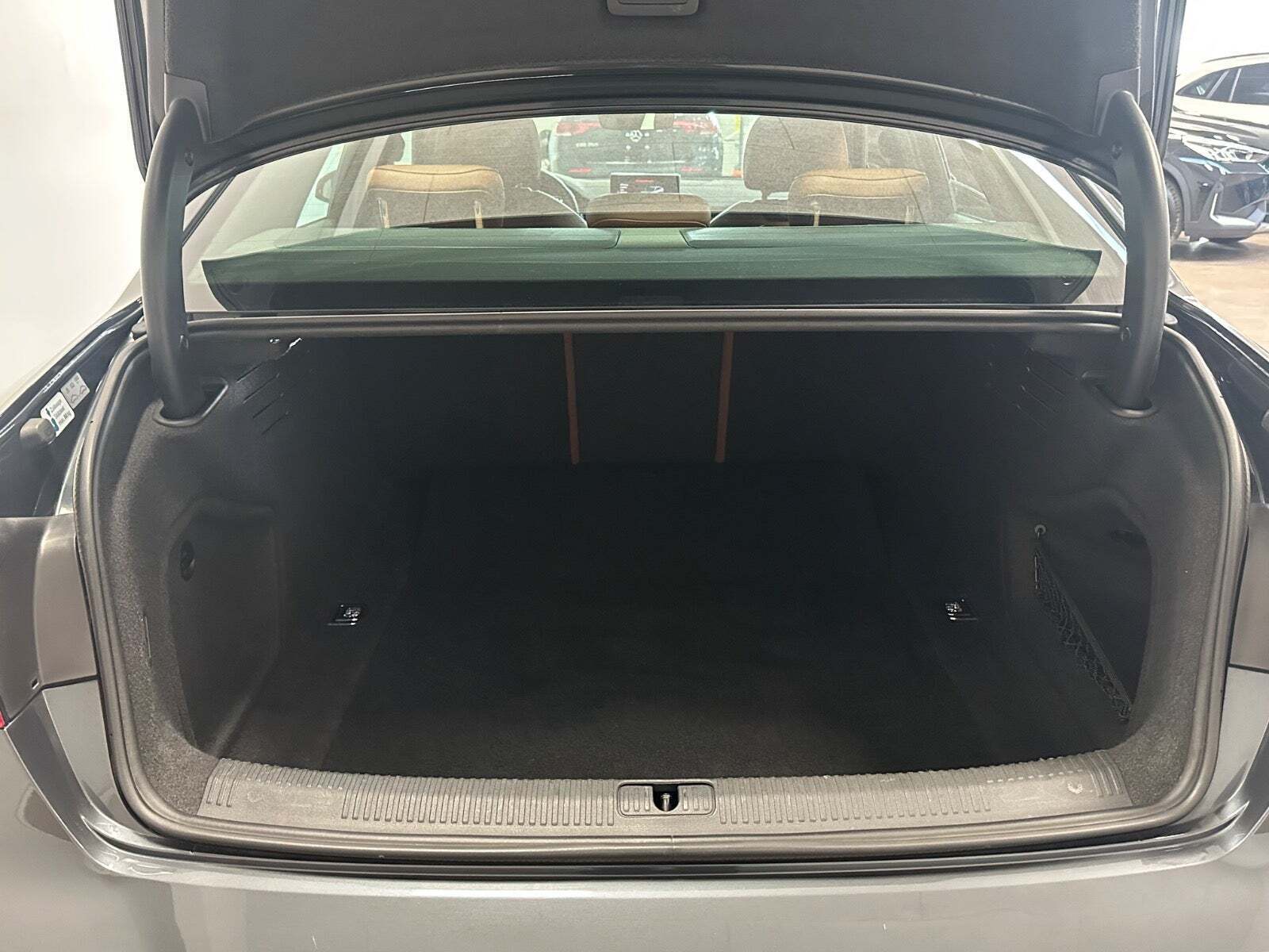 Grå Audi A4 fra 2018