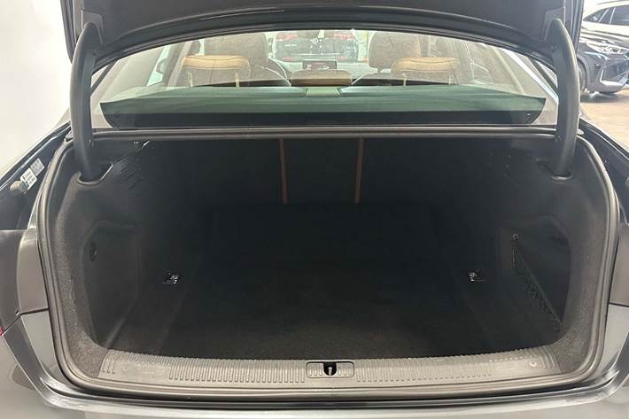 Grå Audi A4 fra 2018