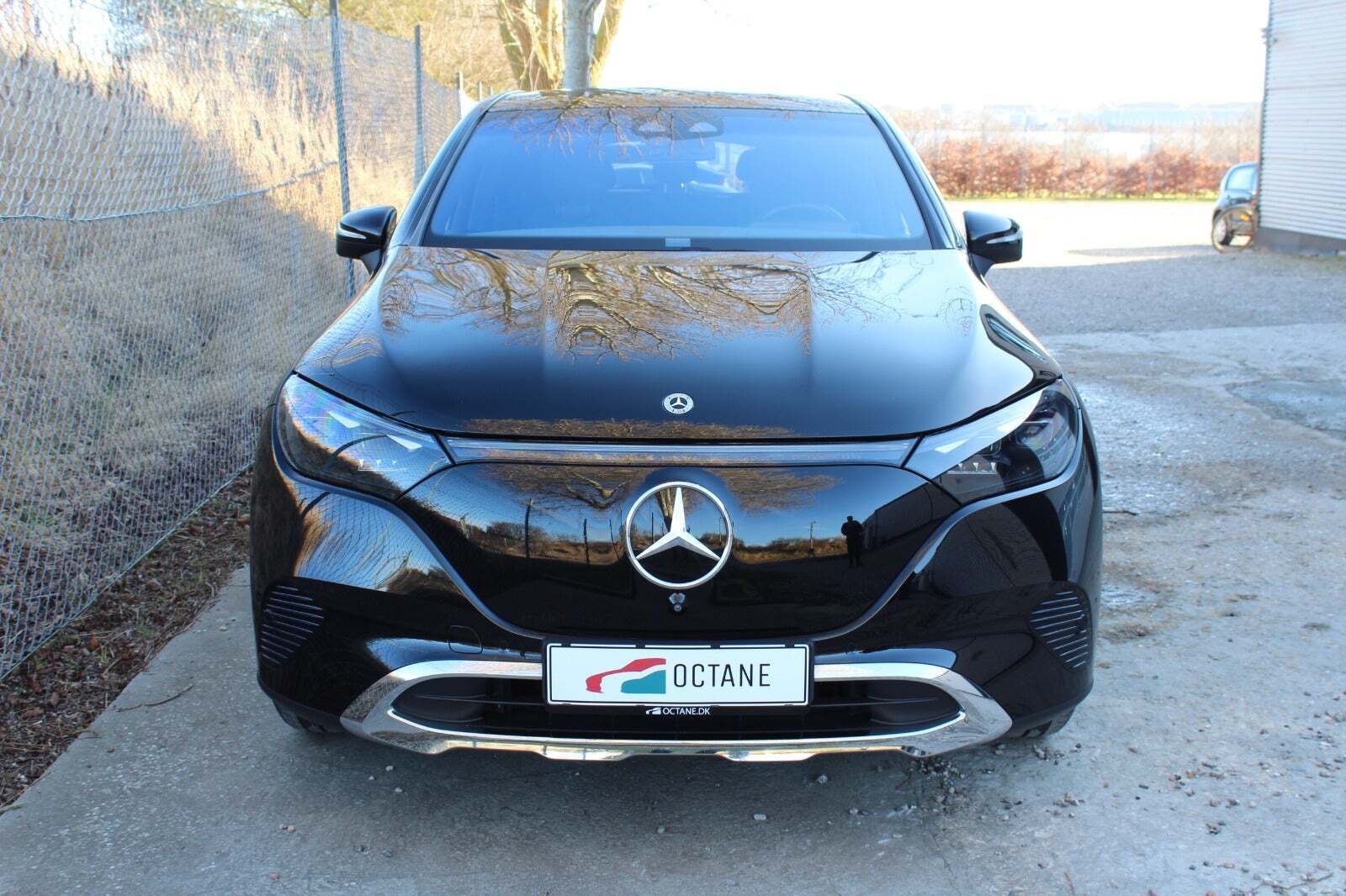 Sort Mercedes EQE350 SUV fra 2023
