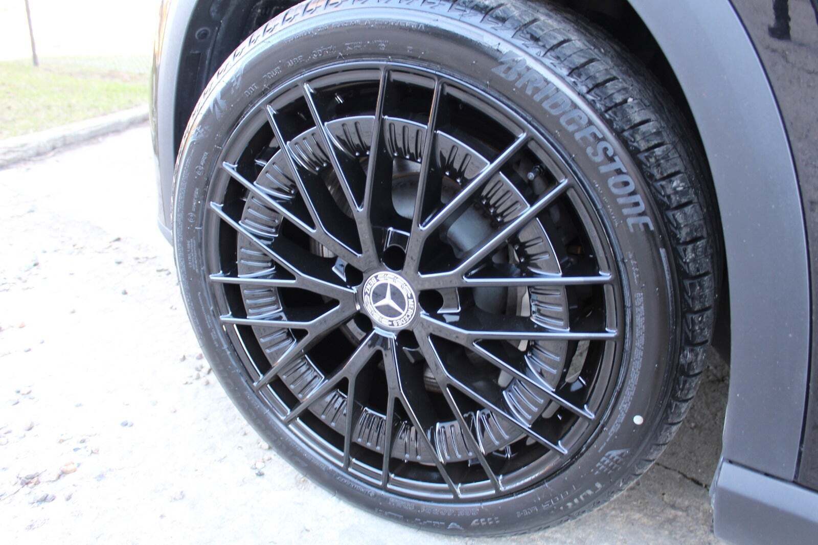 Sort Mercedes EQE350 SUV fra 2023