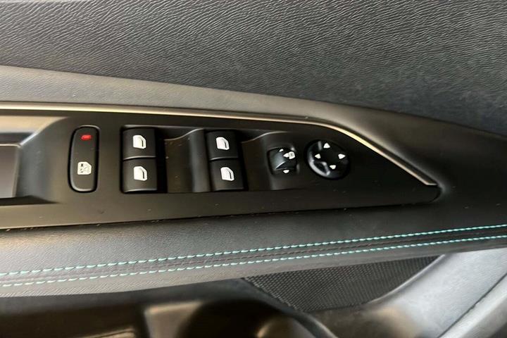 Sølv Peugeot 3008 fra 2021