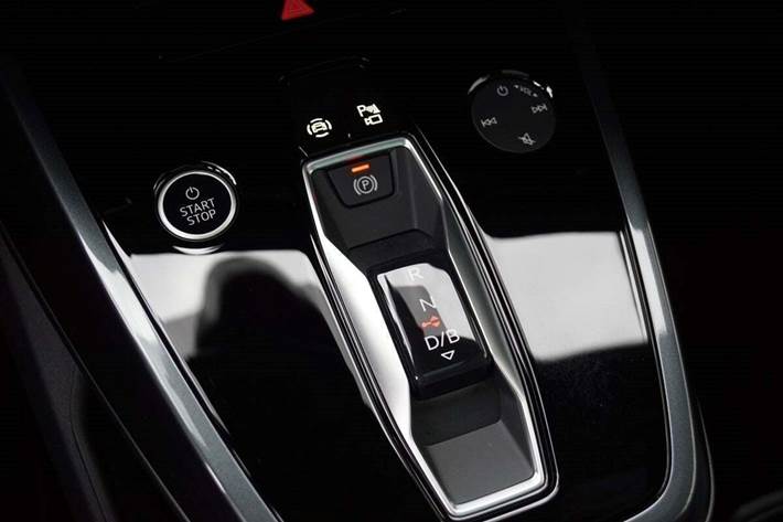 Grå Audi Q4 e-tron fra 2025