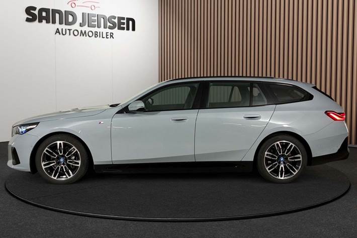 Grå BMW i5 fra 2025