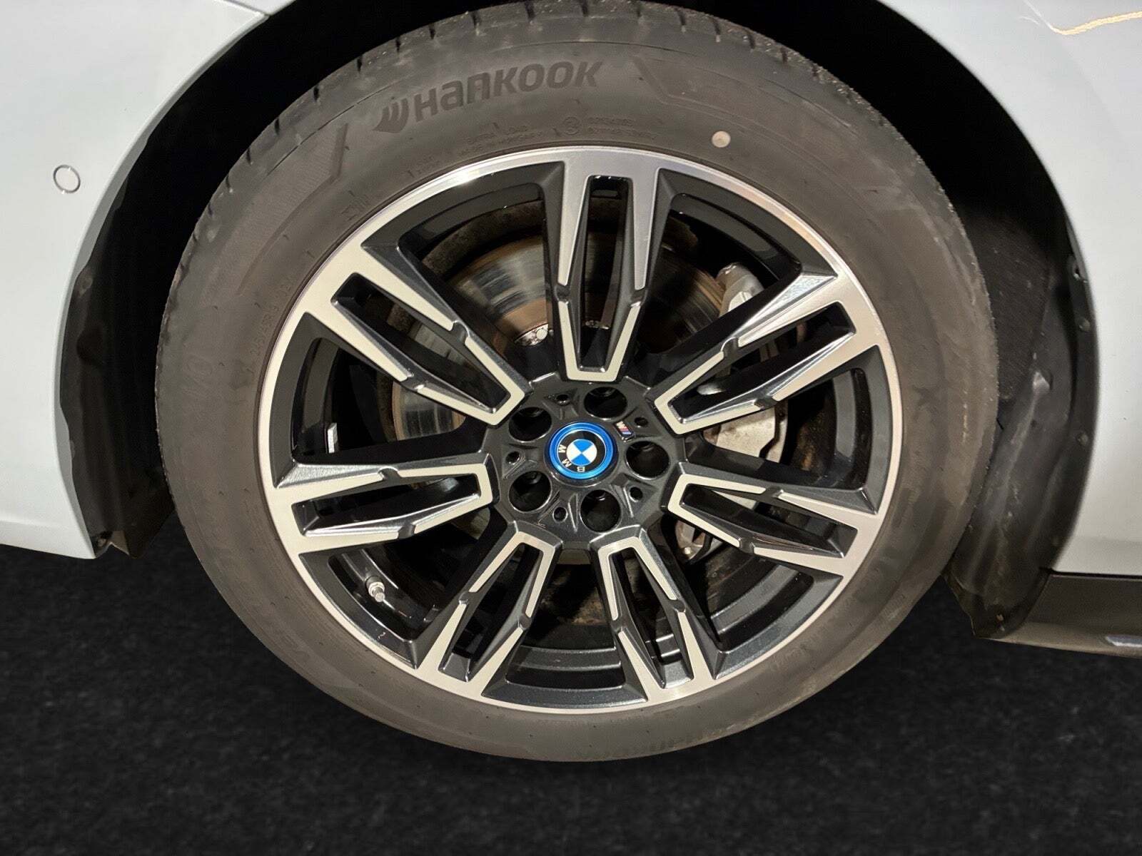 Grå BMW i5 fra 2025