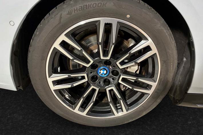 Grå BMW i5 fra 2025