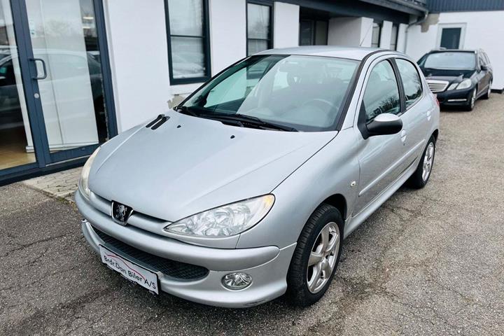 Sølv Peugeot 206 fra 2007