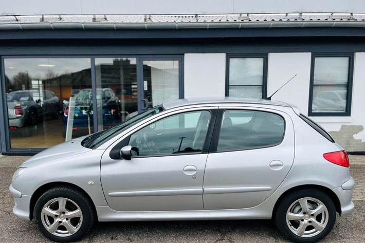 Sølv Peugeot 206 fra 2007