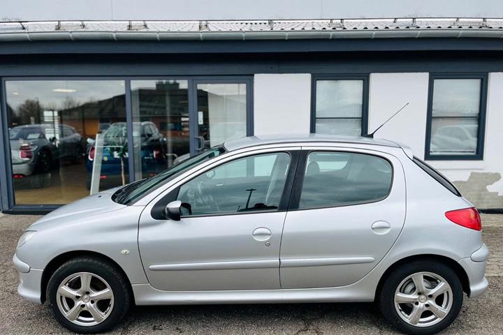 Sølv Peugeot 206 fra 2007
