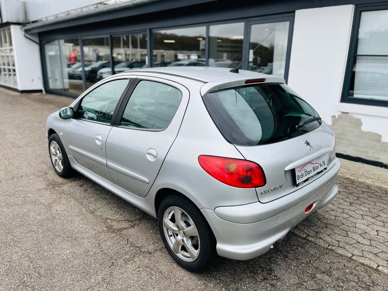 Sølv Peugeot 206 fra 2007