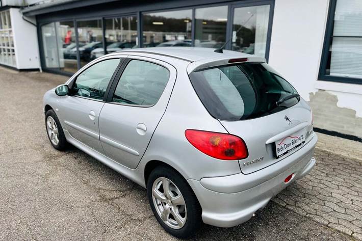 Sølv Peugeot 206 fra 2007