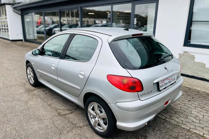 Sølv Peugeot 206 fra 2007