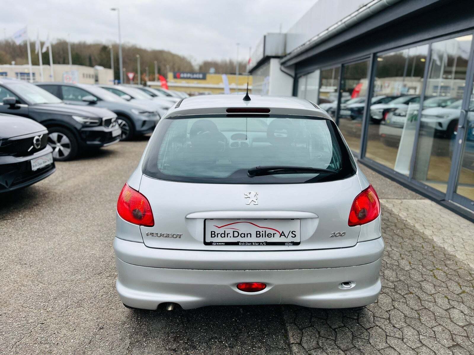 Sølv Peugeot 206 fra 2007 set udefra