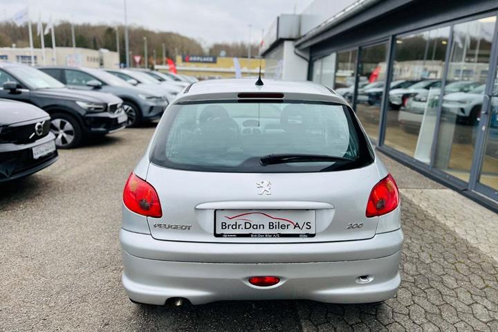 Sølv Peugeot 206 fra 2007 set udefra