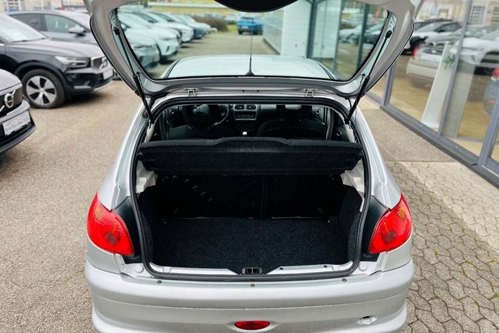 Sølv Peugeot 206 fra 2007 set udefra