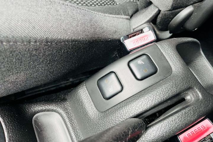 Sølv Peugeot 206 fra 2007 set indefra