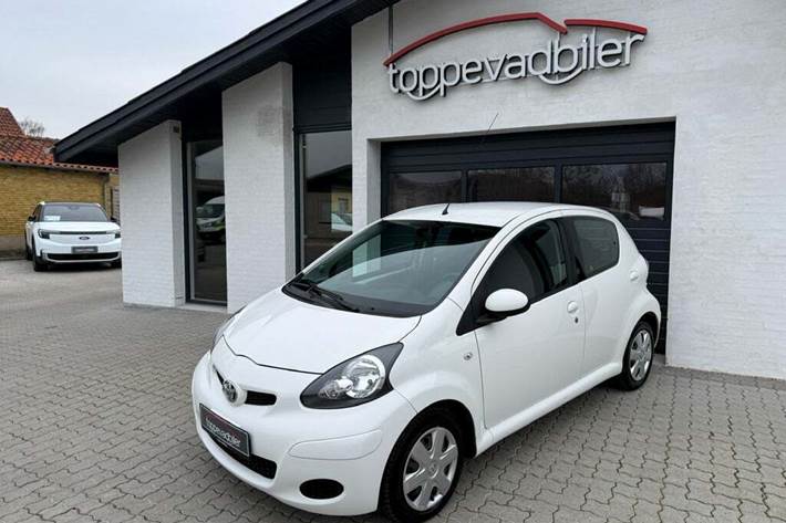 Hvid Toyota Aygo fra 2012