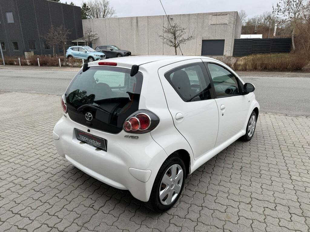 Hvid Toyota Aygo fra 2012
