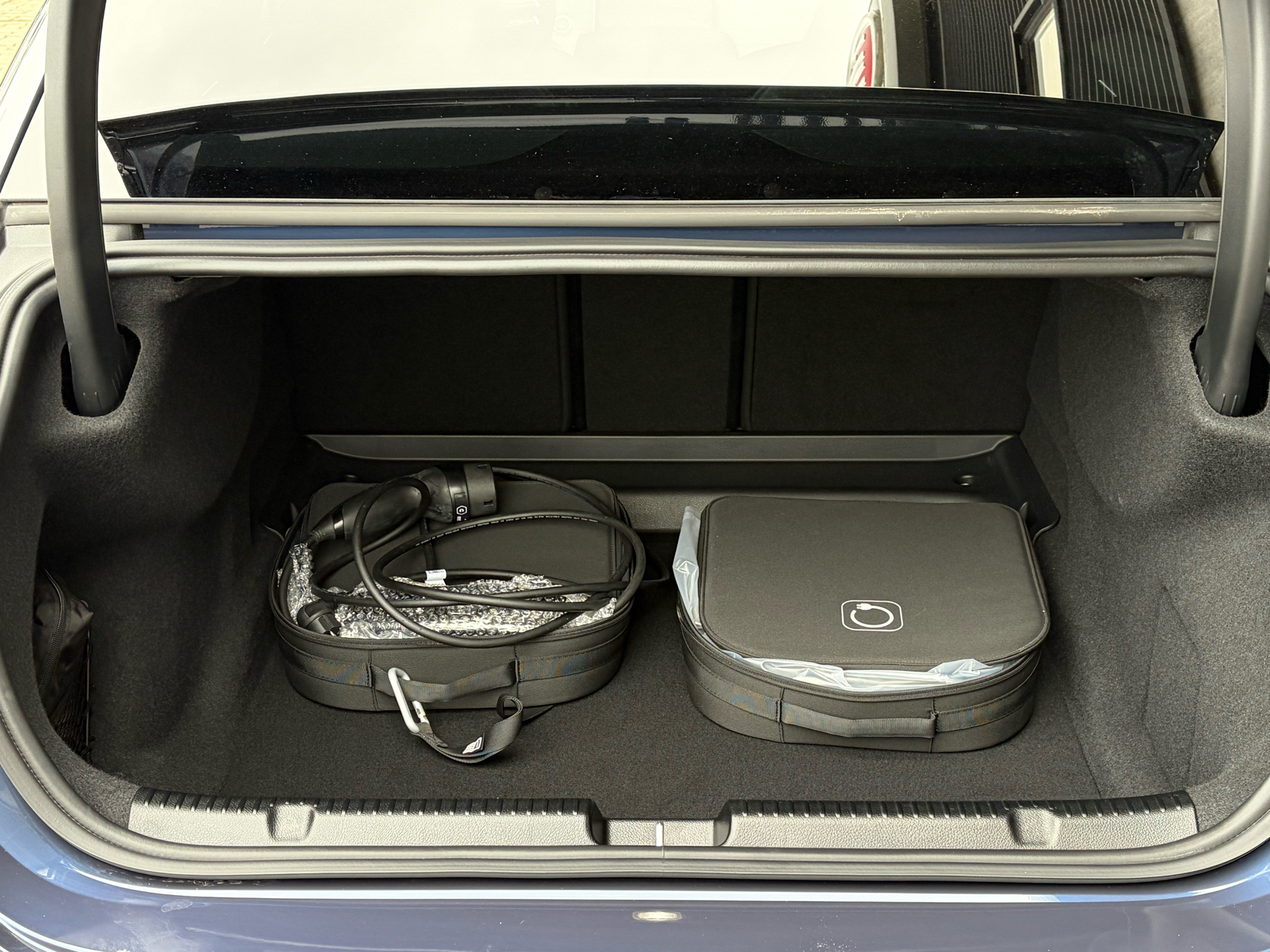 Blå Mercedes EQE 350 fra 2023