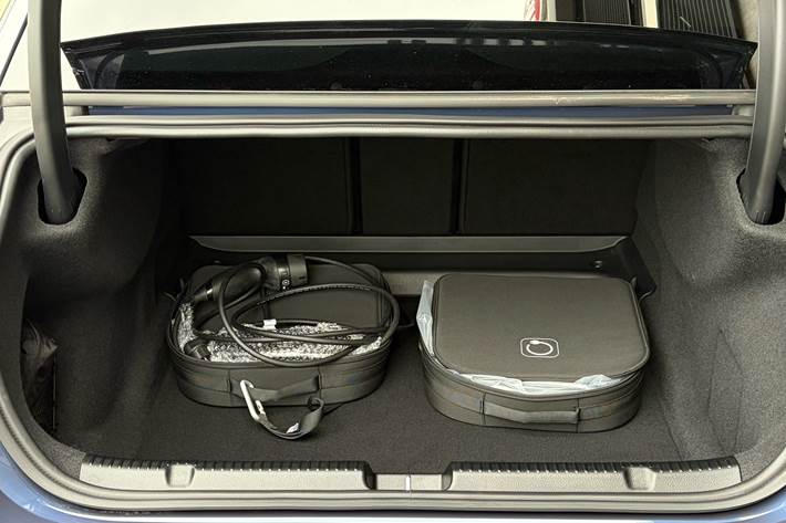 Blå Mercedes EQE 350 fra 2023