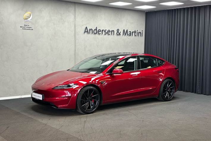 Rød Tesla Model 3 fra 2024