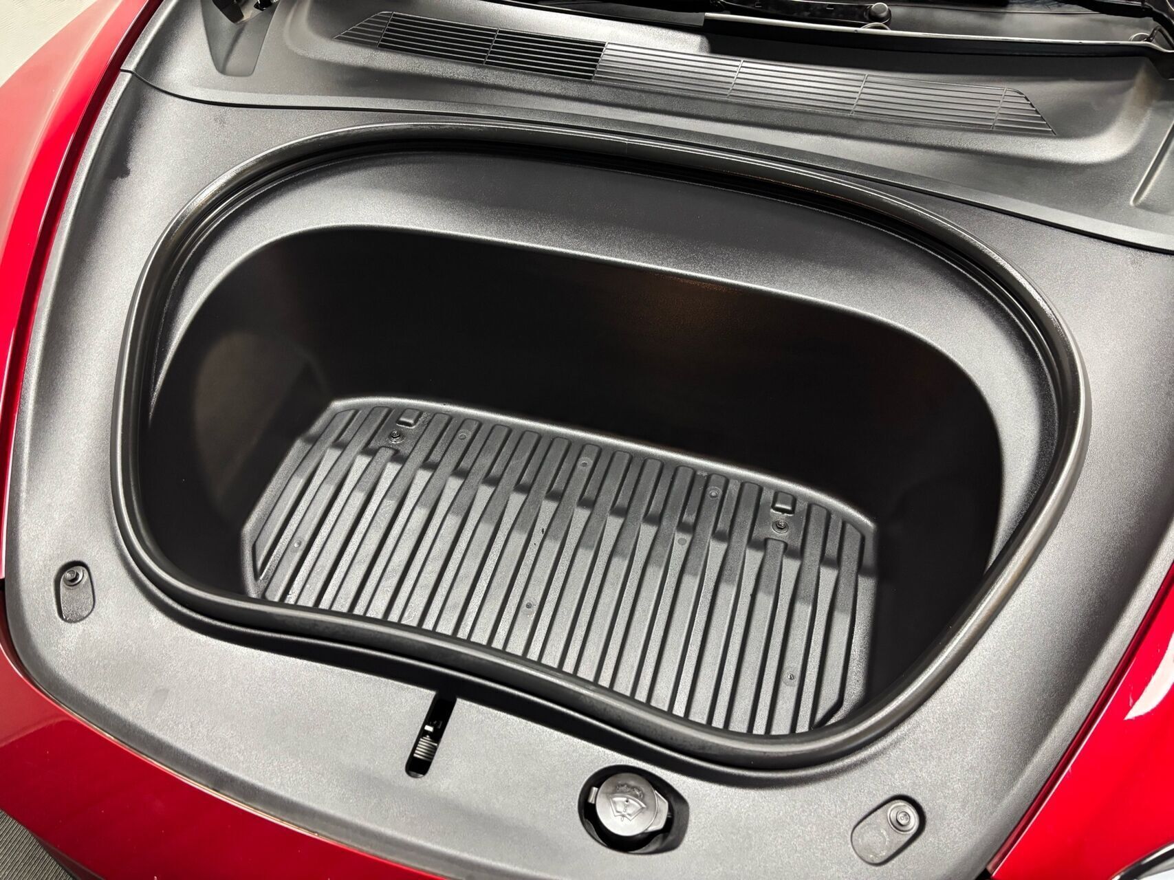 Rød Tesla Model 3 fra 2024