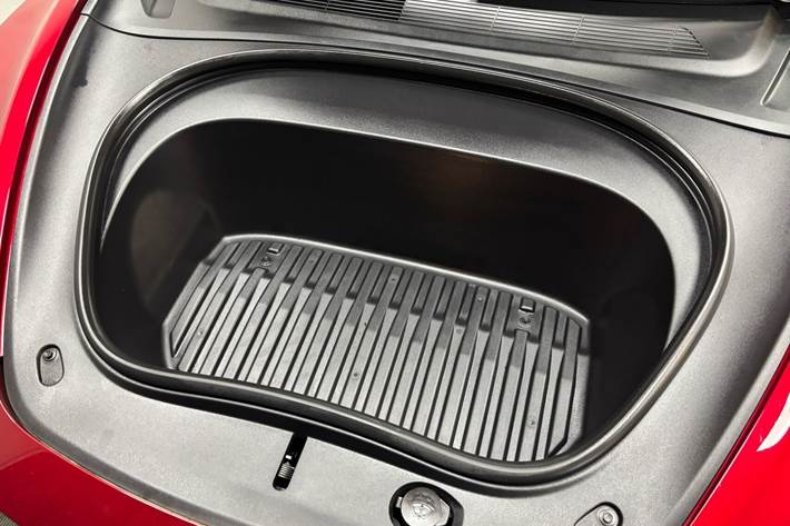 Rød Tesla Model 3 fra 2024