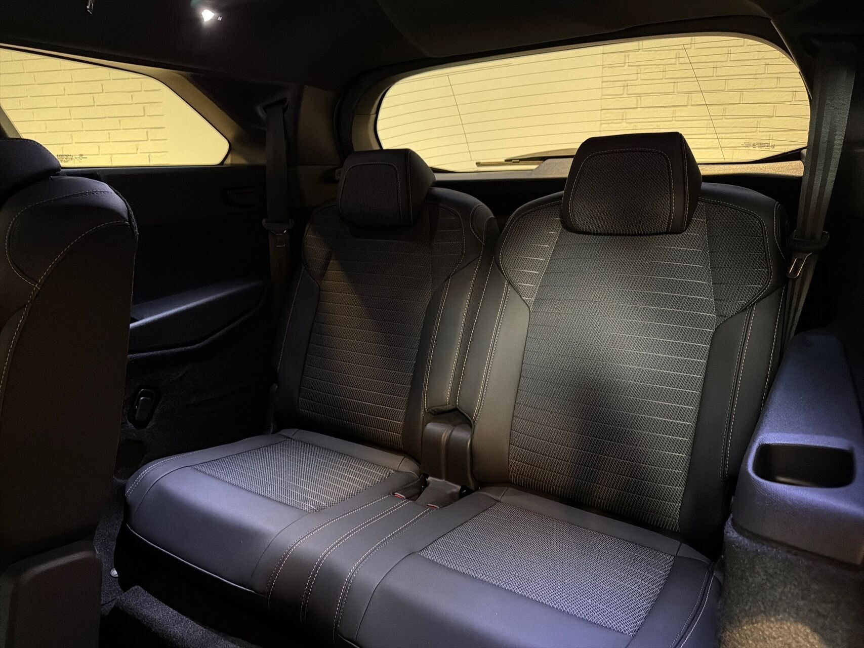 Hvid Peugeot e-5008 fra 2025