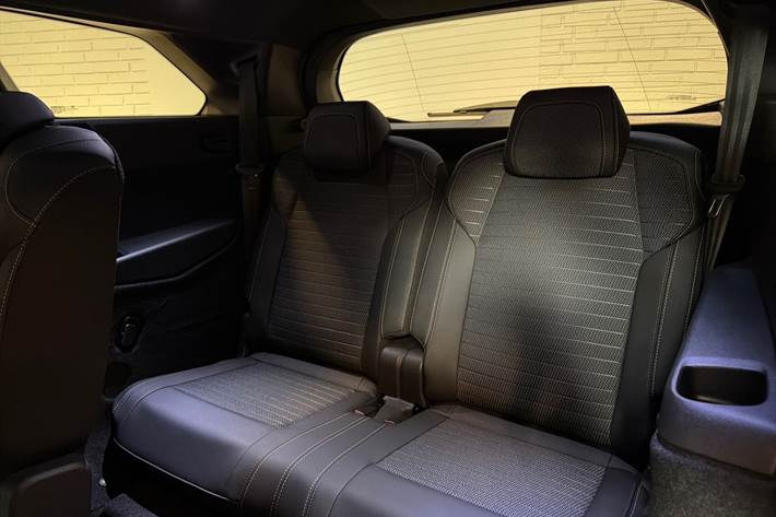 Hvid Peugeot e-5008 fra 2025