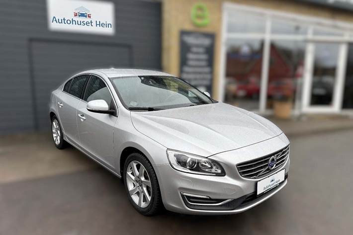 Sølv Volvo S60 fra 2015 set udefra