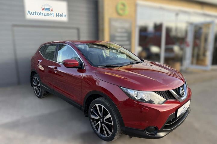 Rød Nissan Qashqai fra 2016 set udefra