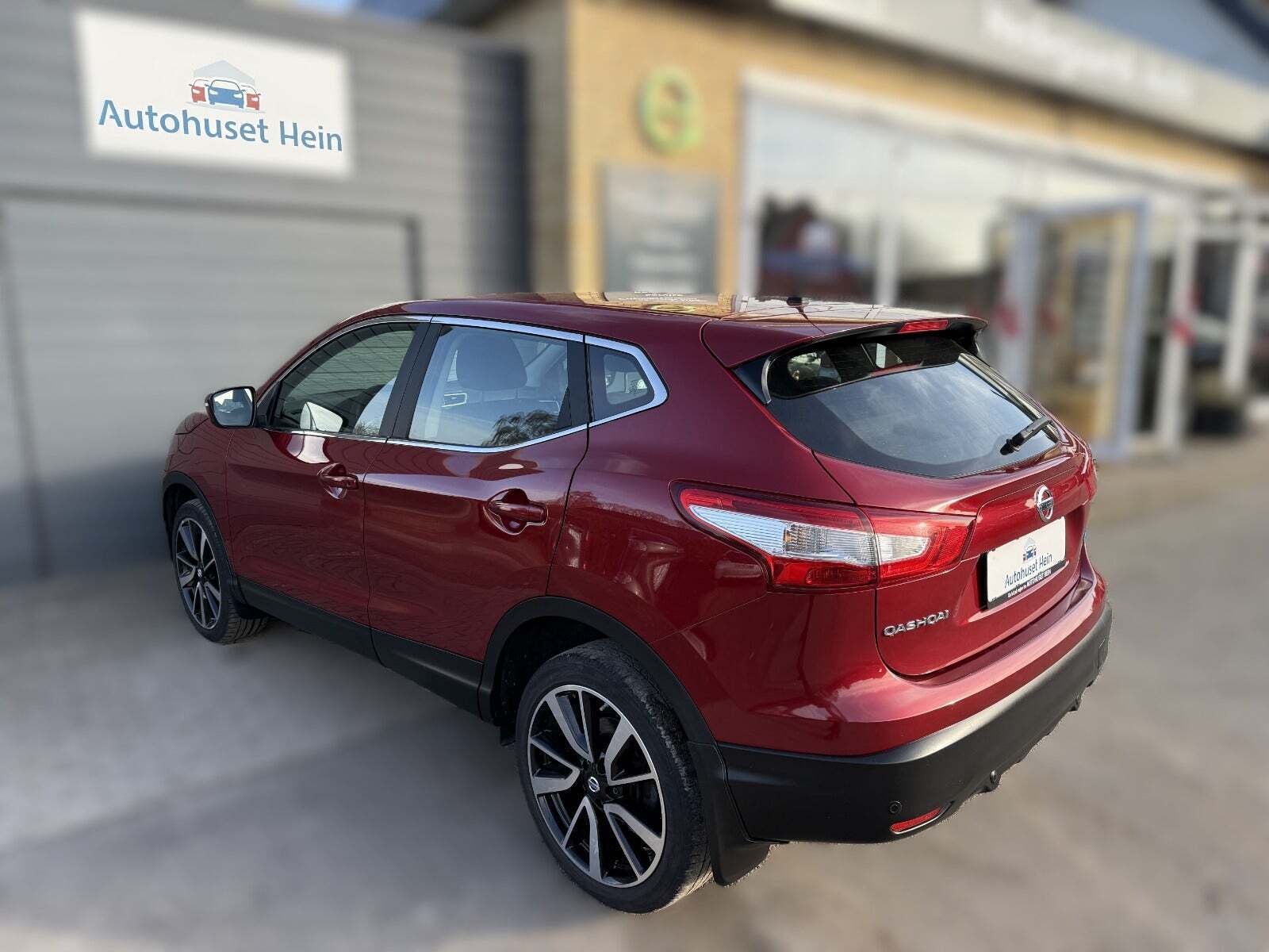 Rød Nissan Qashqai fra 2016