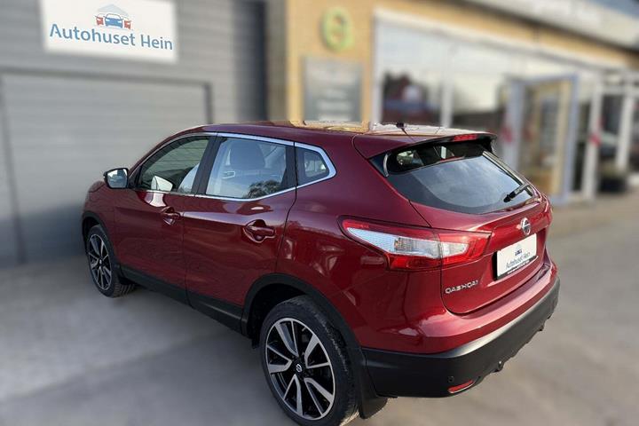 Rød Nissan Qashqai fra 2016