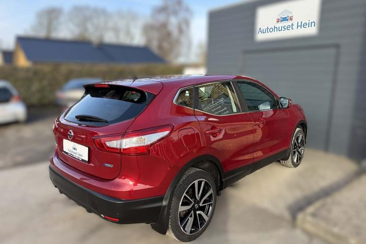 Rød Nissan Qashqai fra 2016