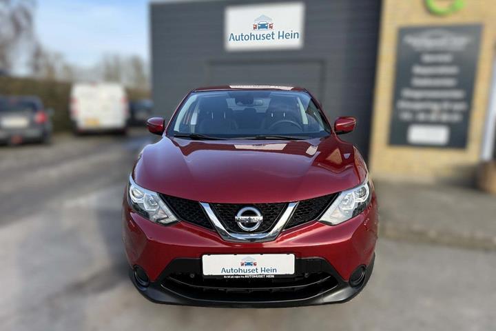 Rød Nissan Qashqai fra 2016