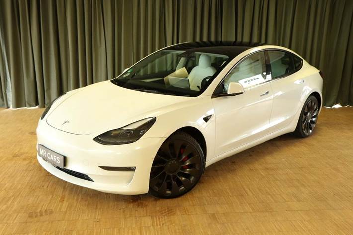 Grøn Tesla Model 3 fra 2021 set udefra
