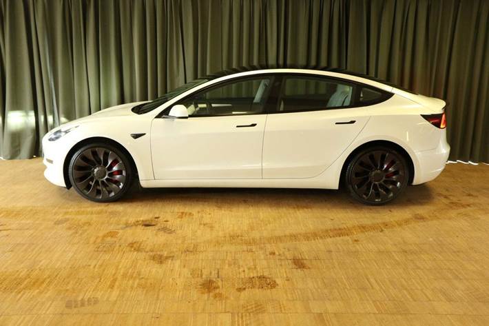 Grøn Tesla Model 3 fra 2021