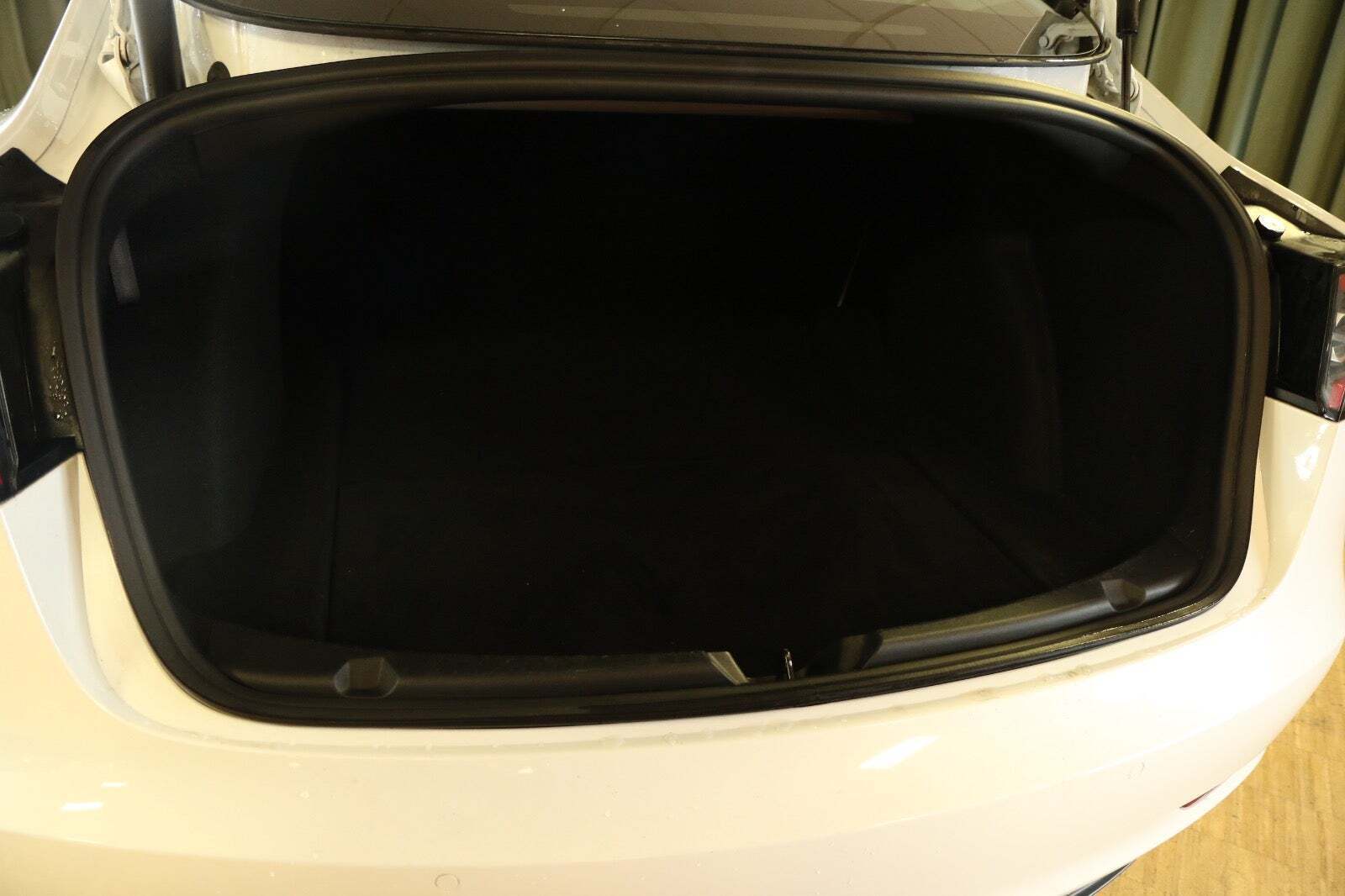 Grøn Tesla Model 3 fra 2021