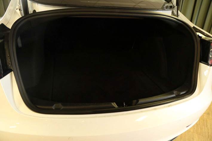 Grøn Tesla Model 3 fra 2021