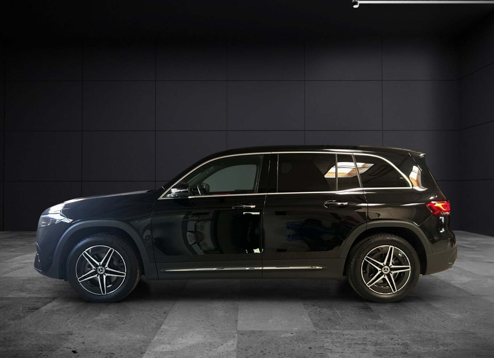Sort Mercedes EQB250+ fra 2023