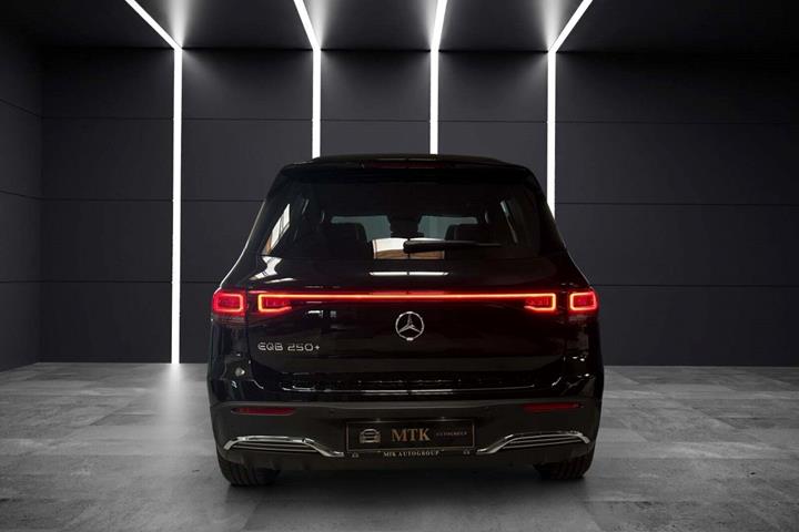 Sort Mercedes EQB250+ fra 2023