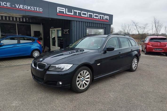 Sort BMW 325i fra 2009 set udefra