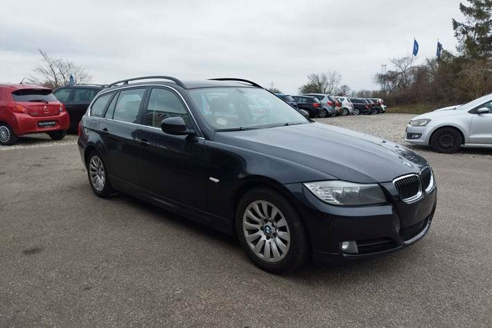 Sort BMW 325i fra 2009 set udefra