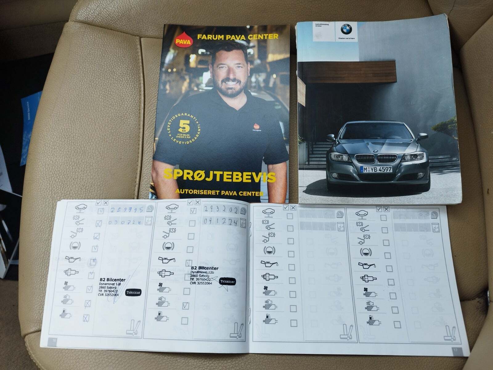 Sort BMW 325i fra 2009 set indefra