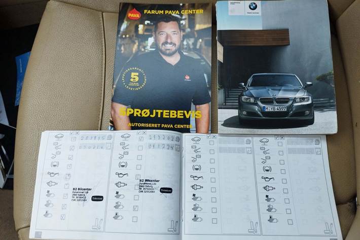 Sort BMW 325i fra 2009 set indefra