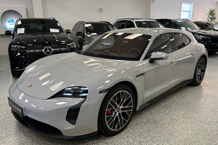 Beige Porsche Taycan GTS fra 2023