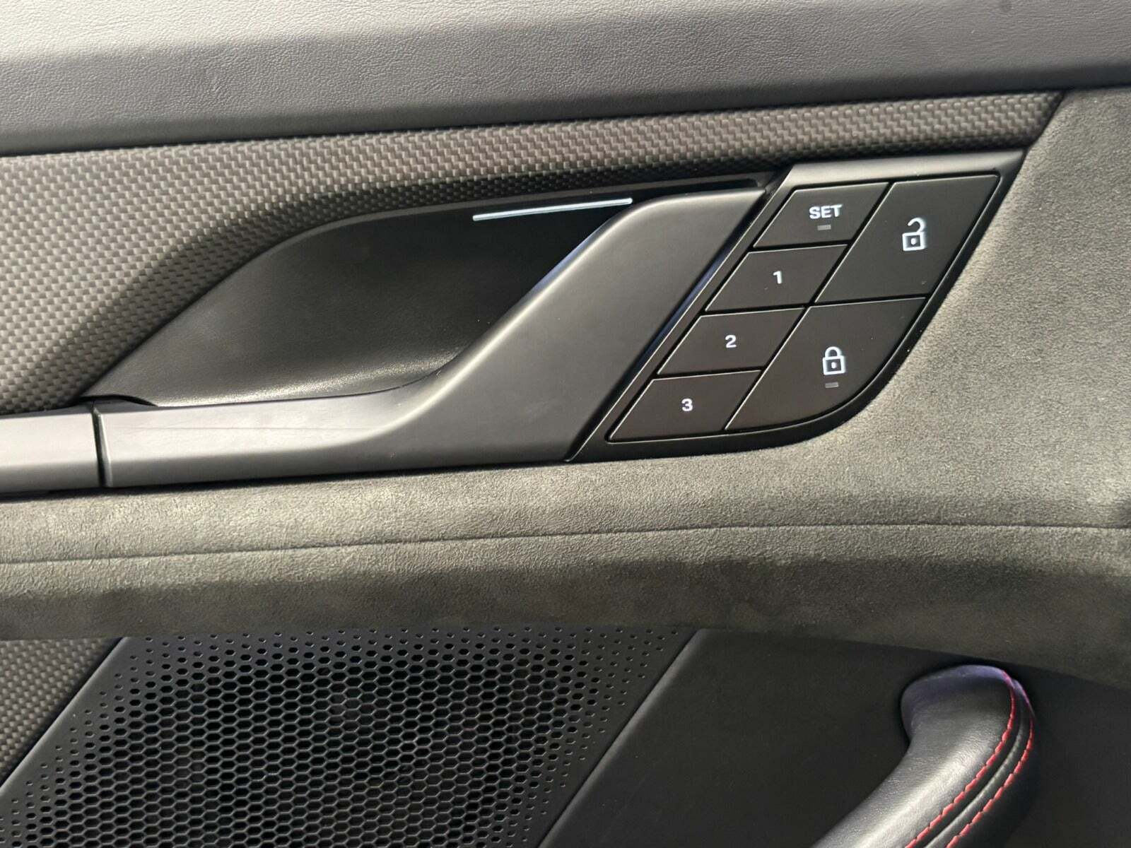 Beige Porsche Taycan GTS fra 2023