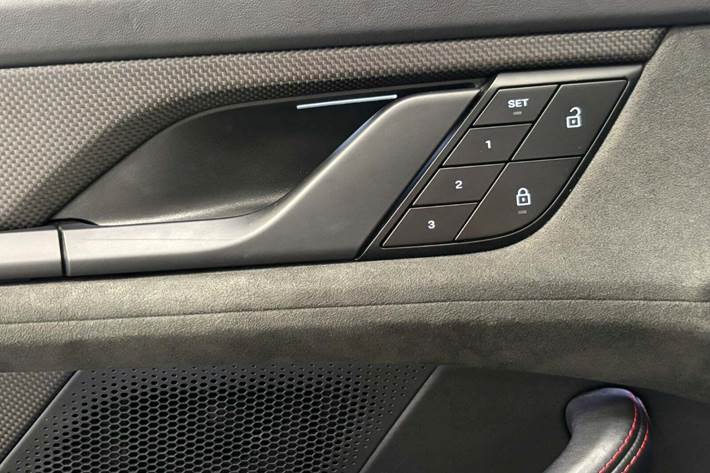 Beige Porsche Taycan GTS fra 2023